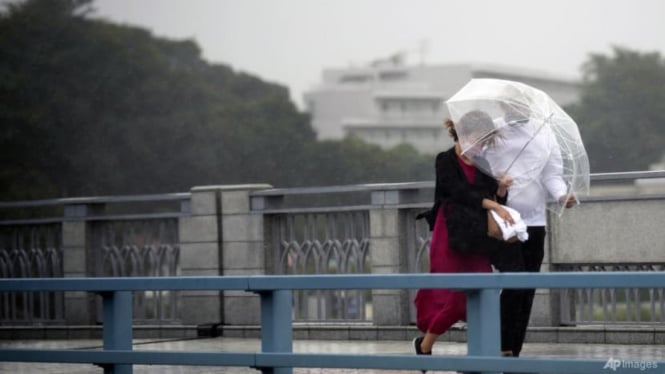 Badai tropis menyebabkan hujan lebat dan angin kencang di Tokyo, Jepang.