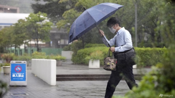 Badai tropis menumpahkan hujan lebat dan angin kencang di Tokyo, Jepang.