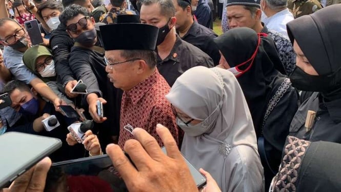 Mantan Wakil Presiden Jusuf Kalla usai pemakaman Azyumardi Azra di Kalibata.