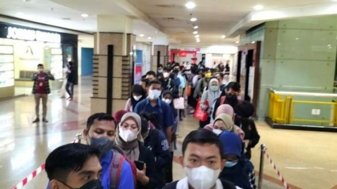 Antrean warga yang ingin mengikuti bursa kerja di dalam Mall Taman Palem, Jakbar