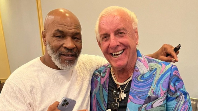 Petinju legendaris, Mike Tyson bersama legenda gulat, Ric Flair. 