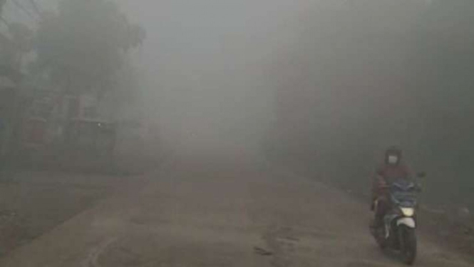Kabut menyelimuti Kota Palembang, Sumatera Selatan.