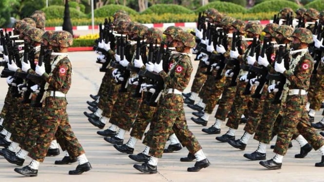 Parade militer Myanmar pada Maret 2022 usai kudeta militer oleh junta