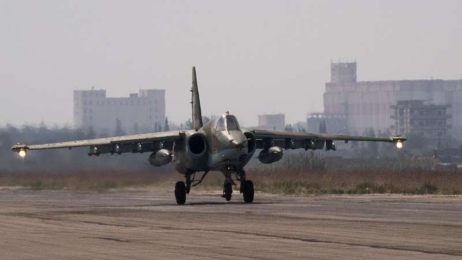 Penampakan pesawat Su-24 bomber saat mendarat
