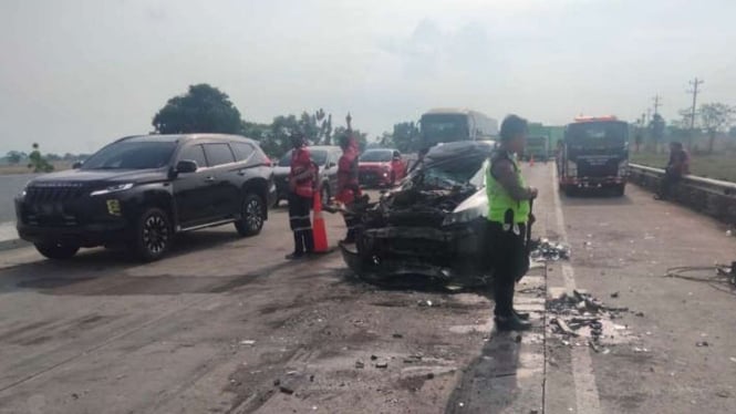 Petugas mengevakuasi kendaraan yang terlibat kecelakaan beruntun di ruas Tol Pejagan-Pemalang di Brebes, Jawa Tengah, Minggu, 18 September 2022.