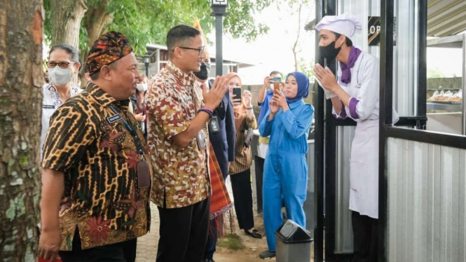 Menteri Pariwisata dan Ekonomi Kreatif Sandiaga Uno saat melakukan kunjungan kerja di Kota Medan, Sumatera Utara, Selasa, 20 September 2022.
