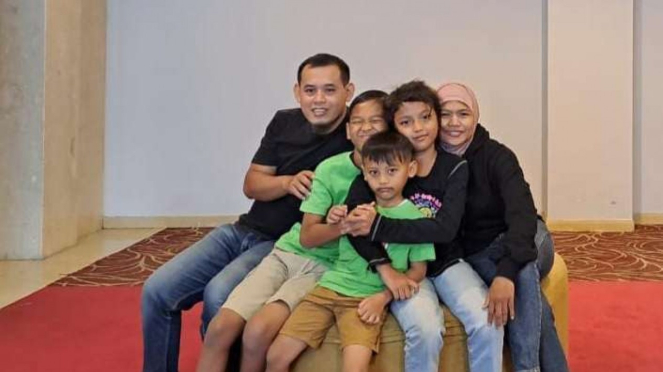 Petarung One Pride Nurul Azizah bersama Suami dan Tiga Anaknya