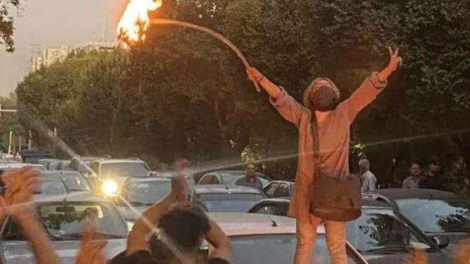 Demonstran antikebijakan wajib hijab di Iran membakar selendang
