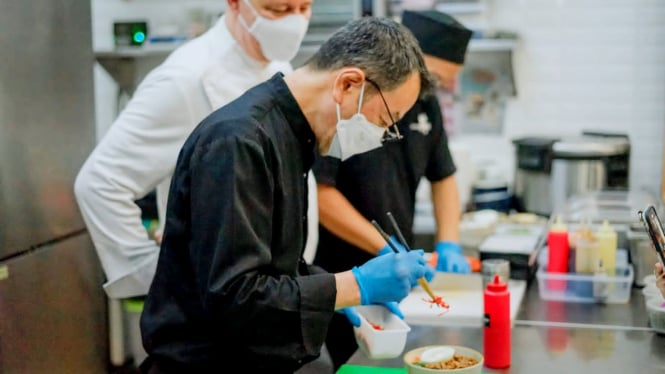 Japanese Chef, Tomohiko Omori dengan teknik penyajian terbaik.