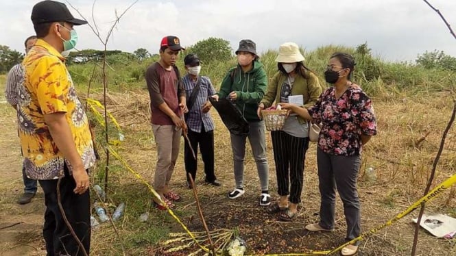Keluarga saat melakukan tabur bunga di lokasi Iwan Budi ditemukan.