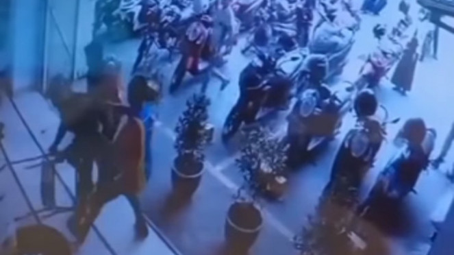 Viral Pria Dituduh Selingkuh Dihajar Orang Tak Dikenal Viral Pria Dituduh Selingkuh Dihajar Orang Tak Dikenal