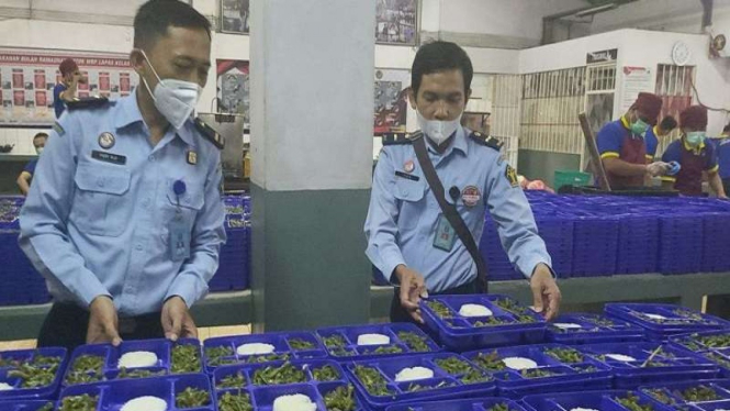 Petugas lapas mengecek makanan yang akan diberikan warga binaan di lapas