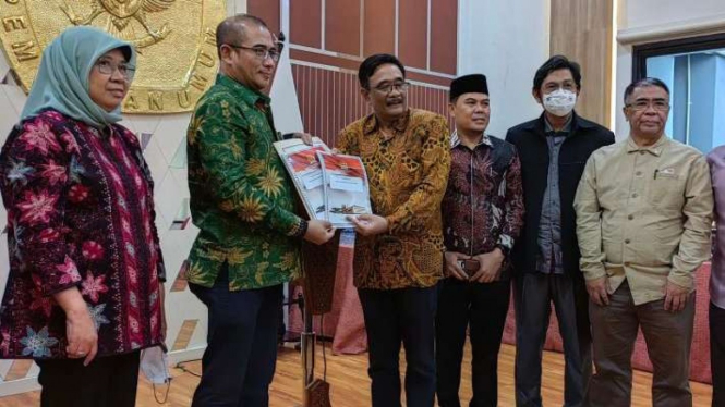 Ketua Badan Pengkajian MPR Djarot Saiful Hidayat menyerahkan hasil kajian kepada Ketua KPU RI Hasyim Asy'ari di Gedung KPU RI, Jakarta, Rabu, 21 September 2022.