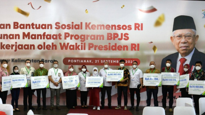 Wakil Presiden RI, Ma’ruf Amin menyerahkan santunan manfaat program BPJAMSOSTEK