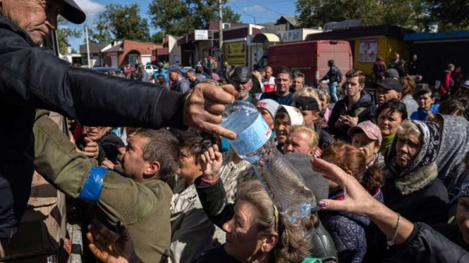 Warga di Izium, Ukraina dibagikan air minum usai kotanya bebas dari Rusia