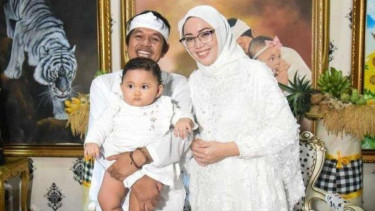 Dedi Mulyadi dan Anne Ratna bersama sang buah hati