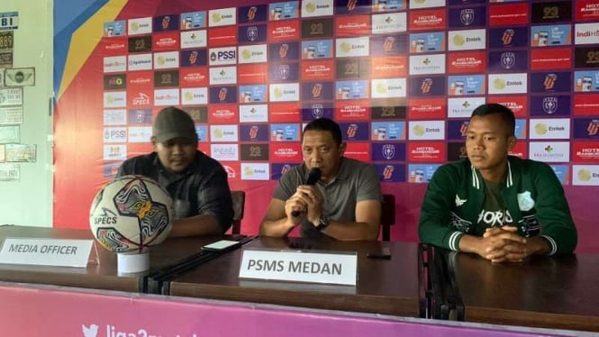 Pelatih Kepala PSMS Medan, I Putu Gede (tengah) 