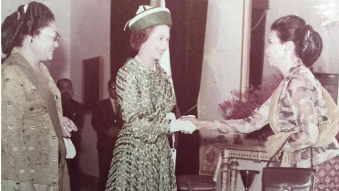 Ibu Tien Soeharto, Ratu Elizabeth II, dan Dora Sigar Djojohadikusumo (kanan).