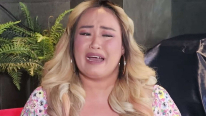 Pinkan Mambo menangis di video kanal YouTube Melaney Ricardo