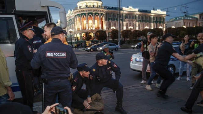 Polisi Rusia menangkap para demonstran menentang mobilisasi tentara cadangan.