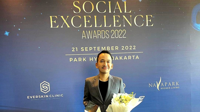 Ruben Onsu meraih penghargaan Social Excellence Awards 2022.