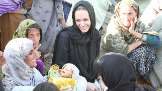 Angelina Jolie saat berkunjung ke Pakistan