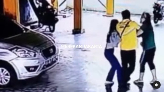Mahasiswi Diduga Selingkuh Dijambak Istri Driver Ojol Mahasiswi Diduga Selingkuh Dijambak Istri Driver Ojol