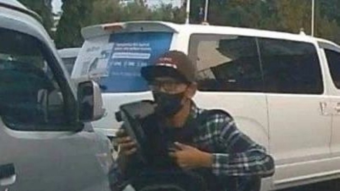 Pencuri spion Fortuner di jalanan macet Jakarta