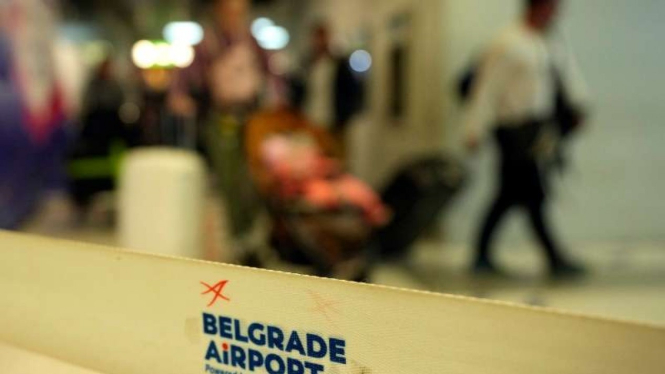 Para penumpang dari Moskow tiba di Bandara Belgrade, Serbia, 21 September 2022
