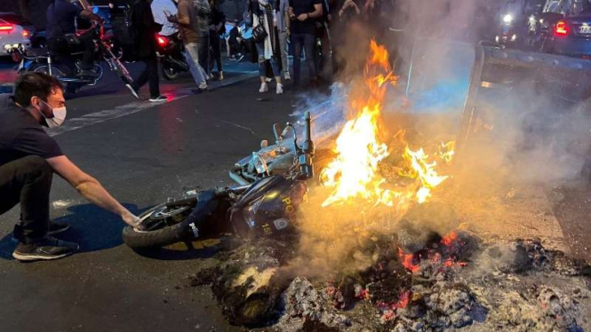 Aksi pembakaran yang dilakukan oleh massa demo antihijab di Iran