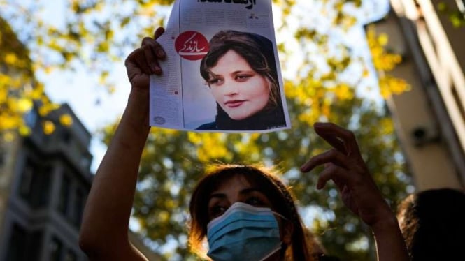 Massa di Istanbul protes kematian Mahsa Amini oleh polisi moralitas Iran 