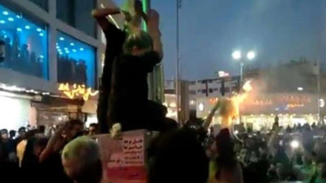 Unjuk rasa di Iran, massa potong rambut dan membakar kerudung