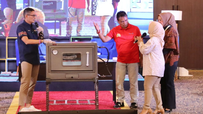 Sandiaga Uno berikan kejutan oven untuk ibu-ibu di Cianjur.