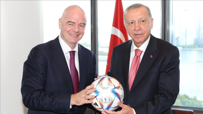 Presiden Erdogan menerima bola Piala Dunia dari Presiden FIFA Gianni Infantino