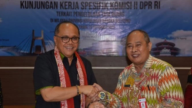 Wakil Ketua Komisi II DPR RI Junimart Girsang (kiri) saat bertukar cenderamata usai memimpin Kunjungan Kerja spesifik Komisi II DPR RI ke Provinsi Bangka Belitung. 
