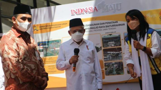 Wakil Presiden Maruf Amin mendengarkan penjelasan mengenai renovasi Masjid Raya Baiturrahman dan Gedung Majelis Ulama Indonesia (MUI) Jawa Tengah Sahal Mahfudh di Semarang, Jumat, 23 September 2022.