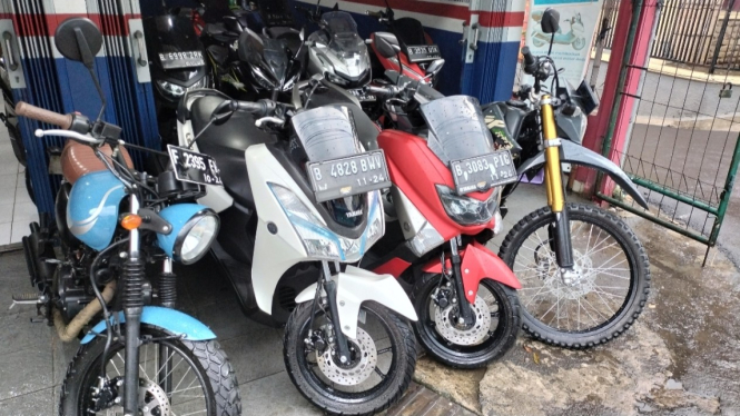 Sepeda motor bekas di showroom Menteng Motor