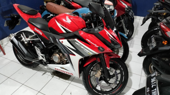 Motor bekas Honda CBR150 di showroom Menteng Motor Motor bekas Honda CBR150 di showroom Menteng Motor