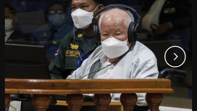 Tokoh Khmer Merah Khieu Samphan di persidangan