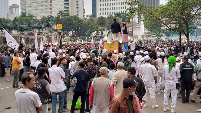 Massa pengunjuk rasa menolak kenaikan harga bahan bakar minyak (BBM) bertajuk aksi 2309 di kawasan Patung Kuda, Gambir, Jakarta Pusat, Jumat, 23 September 2022.