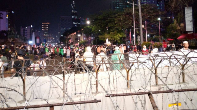 Massa GNPR yang berunjuk rasa menolak kenaikan harga BBM bertajuk Aksi 2309 di Kawasan Patung Kuda, Gambir, Jakarta Pusat, membubarkan diri, pada pukul 18.35 WIB, Jumat, 23 September 2022.
