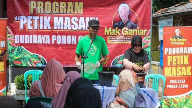 Relawan Mak Ganjar bagikan pohon cabai di Jakarta Selatan