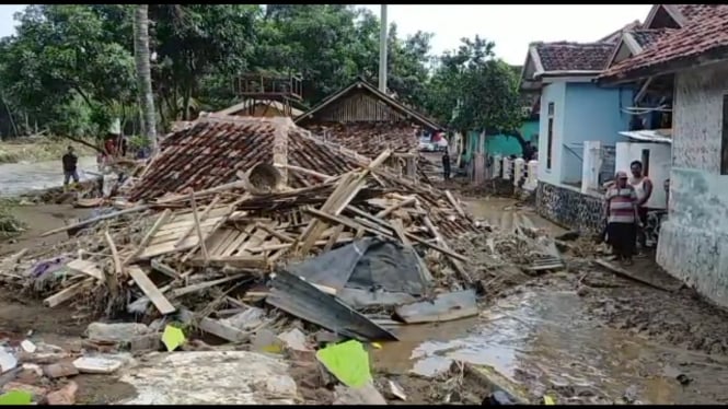 Kondisi permukiman warga pasca banjir bandang di Garut.