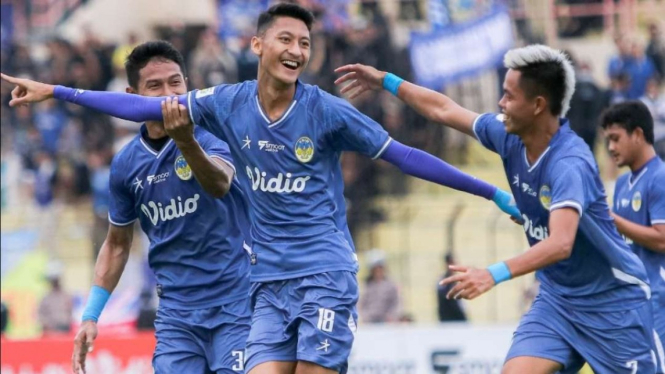 Para pemain PSIM Yogyakarta merayakan gol. 