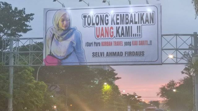 Iklan Korban Penipuan Travel di Billboard di Makassar