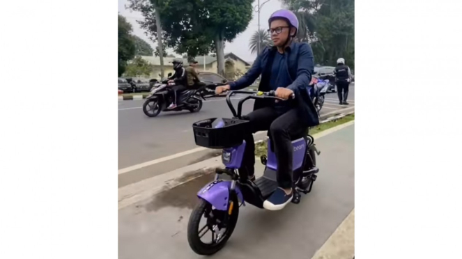 Walikota Bogor Bima Arya Sugiarto mencoba sepeda listrik
