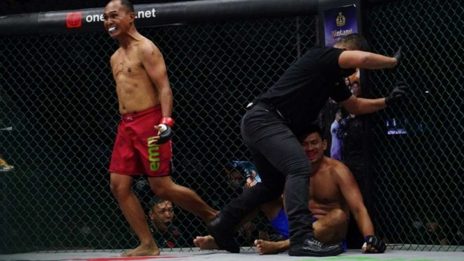 Ferdy Takawalude Tumbangkan Sudirman Akbar di Fight Night 62 One Pride MMA