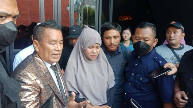 Hotman Paris di Surabaya diserbu para pengadu nasib