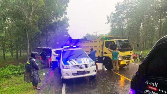 Polisi saat melakukan evakuasi korban kecelakaan di Labuhanbatu Utara