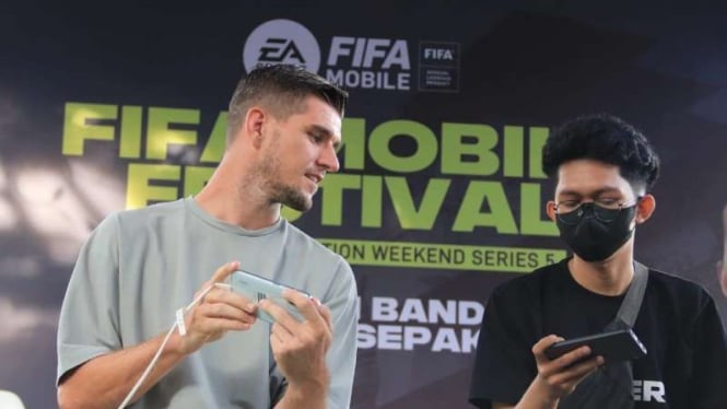 Bek Persib Bandung, Nick Kuipers bermain FIFA Mobile